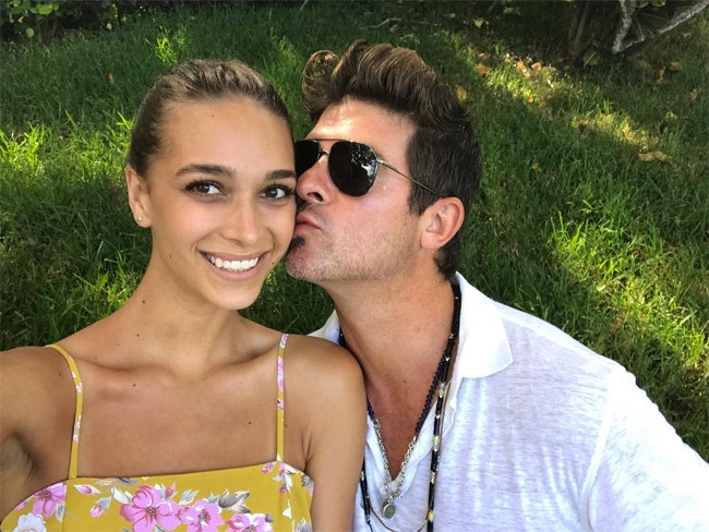 Robin Thicke's Pregnant Girlfriend April Love Geary Poses Nude - E